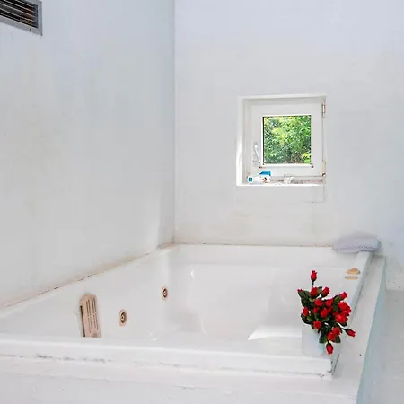 Renovated Retreat With Pool - By Traum