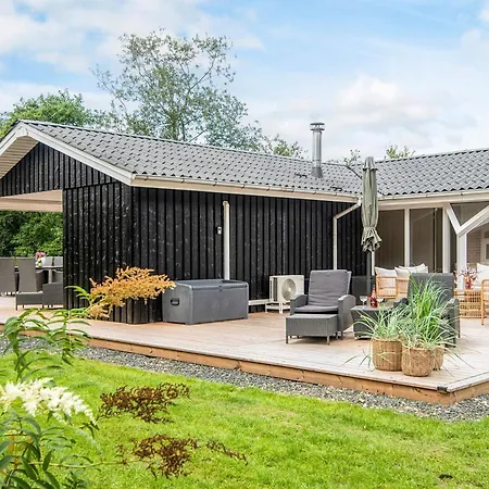 Renovated Retreat With Pool * Henne Strand