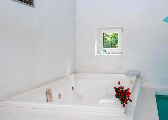 Renovated Retreat With Pool - By Traum